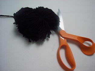 How to make a pompom cut the ends